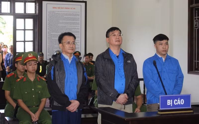 Các bị cáo tại phiên tòa (từ trái sang) Nguyễn Quang Vinh, Khương Ngọc Chất và Đỗ mạnh Tuấn.