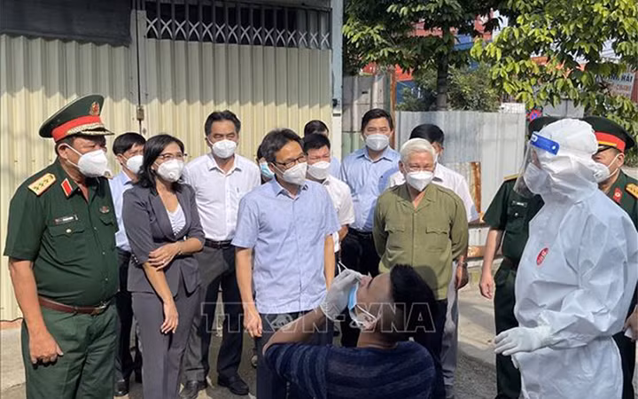Phó Thủ tướng Vũ Đức Đam kiểm tra công tác test nhanh Covid-19 và khuyến khích người dân tự thử xét nghiệm. 
