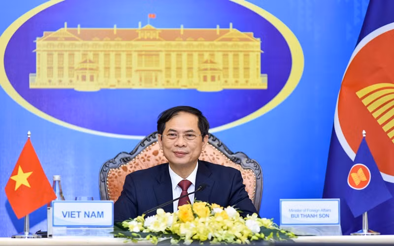 Bộ trưởng Ngoại giao Bùi Thanh Sơn dẫn đầu đoàn Việt Nam tham dự Hội nghị. (Ảnh: Báo Thế giới và Việt Nam cung cấp)