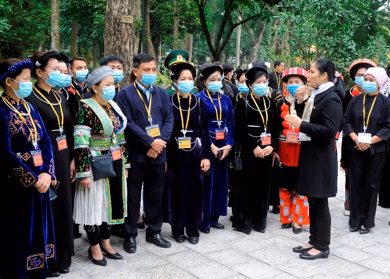 Đoàn đại biểu dự Đại hội đại biểu toàn quốc các dân tộc thiểu số Việt Nam tưởng niệm các Anh hùng liệt sĩ và vào Lăng viếng Chủ tịch Hồ Chí Minh -0