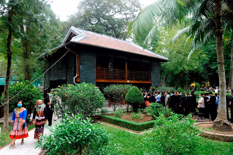 Đoàn đại biểu dự Đại hội đại biểu toàn quốc các dân tộc thiểu số Việt Nam tưởng niệm các Anh hùng liệt sĩ và vào Lăng viếng Chủ tịch Hồ Chí Minh -0