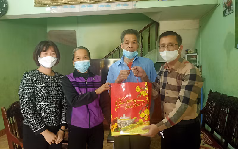 Đại diện Báo Nhân Dân tại Hà Giang trao quà Tết tặng gia đình thương binh Lục Văn Viện, thị trấn Vị Xuyên, huyện Vị Xuyên.
