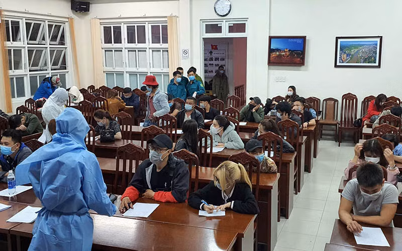 Toàn bộ khách hát của hai quán karaoke Victory và Điểm hẹn được đưa về UBND phường 10, TP Đà Lạt để tiếp tục xử lý vụ việc.