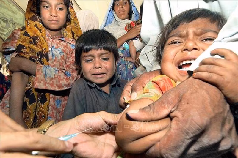 Tiêm vaccine phòng sởi cho trẻ em tại Kabul, Afghanistan. (Ảnh: AFP/TTXVN)