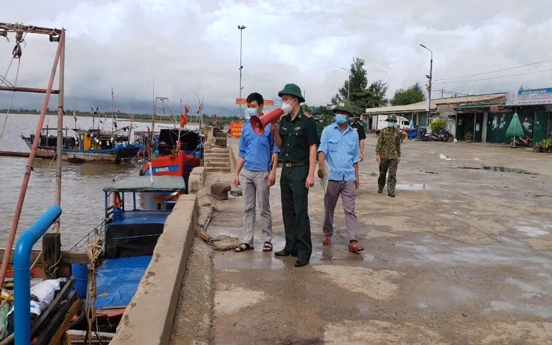 Các lực lượng chức năng huyện Lộc Hà tuyên truyền, hỗ trợ ngư dân neo đậu tàu thuyền chủ động ứng phó với bão số 5. 