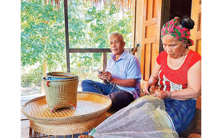 * Vợ chồng già Hồ Xây, bản Rôông, xã Trọng Hóa, huyện Minh Hóa (Quảng Bình) và các sản phẩm mây, tre đan.
