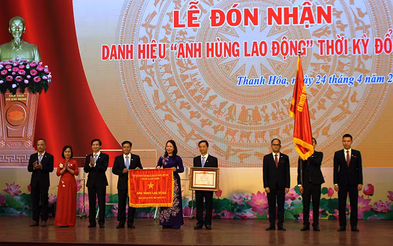 Tập thể Bệnh viện Đa khoa tỉnh Thanh Hóa vinh dự đón nhận danh hiệu Anh hùng Lao động thời kỳ đổi mới.