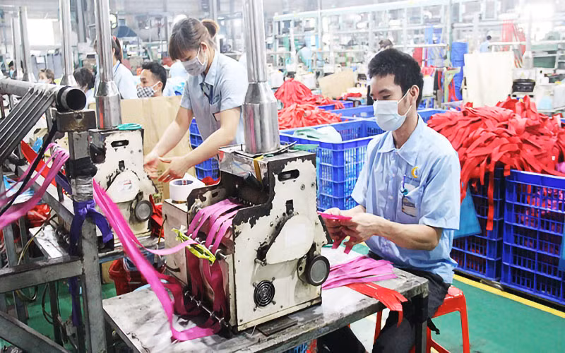 Tăng lương tối thiểu tạo thêm động lực làm việc cho người lao động. (Ảnh: VĂN MẠNH)
