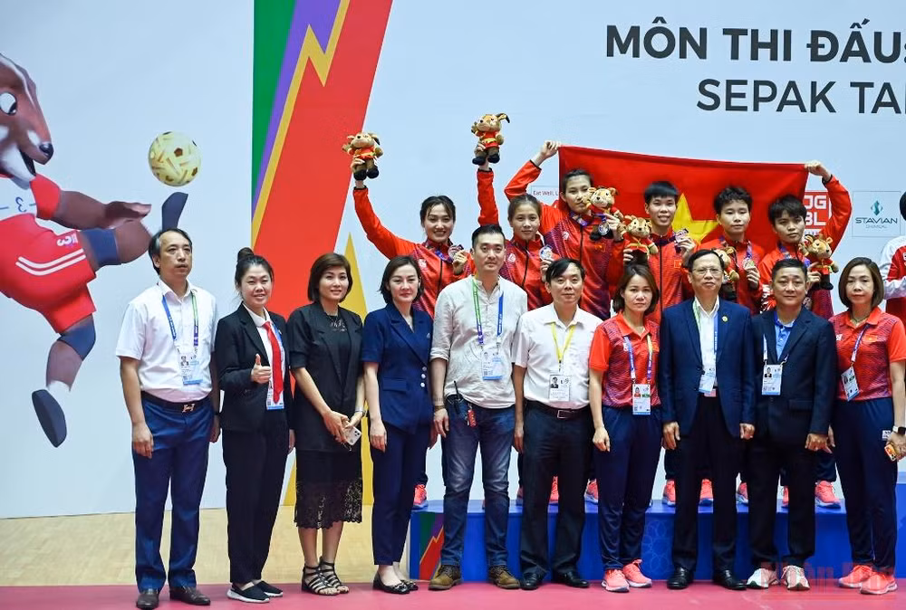Người hâm mộ phấn khích với màn trình diễn của cầu mây nữ Việt Nam -0