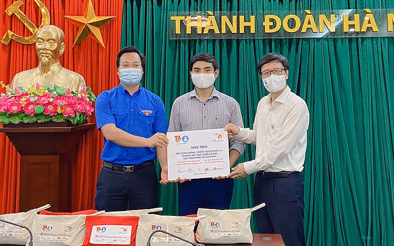 Đồng chí Trần Quang Hưng (bên trái) đại diện Thành đoàn, Hội Sinh viên TP Hà Nội tiếp nhận trang thiết bị y tế từ Quỹ SAS.