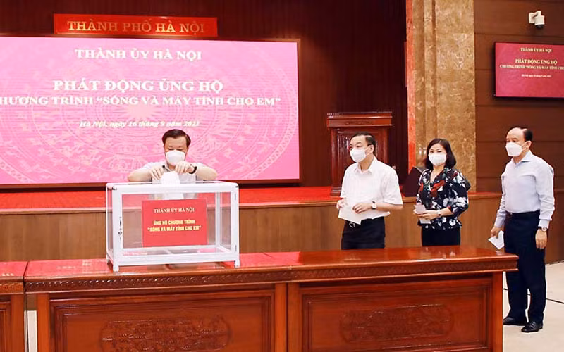 Các đồng chí lãnh đạo thành phố Hà Nội đóng góp ủng hộ chương trình “Sóng và máy tính cho em”.