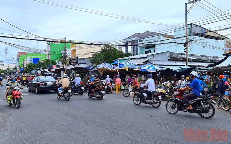 Hoạt động đi lại, mua sắm của người dân TP Cà Mau gần như bình thường lại vào chiều 16/10. 
