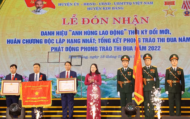 Phó Chủ tịch nước Võ Thị Ánh Xuân trao tặng danh hiệu Anh hùng Lao động thời kỳ đổi mới; Huân chương Độc lập hạng Nhất cho Đảng bộ, chính quyền và nhân dân huyện Kim Bảng.