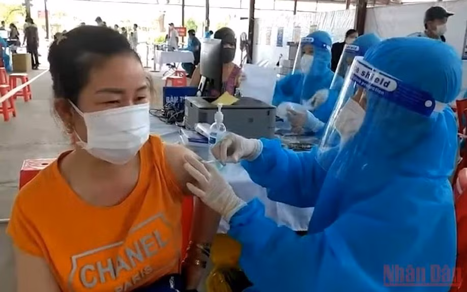 Tiêm vaccine ngừa Covid-19 cho các tiểu thương chợ Vinh. (Ảnh: THÀNH CHÂU).
