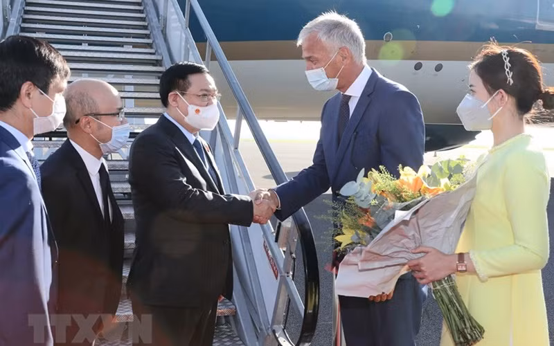 Lễ đón Chủ tịch Quốc hội Vương Đình Huệ tại sân bay quân sự Melsbroek, thủ đô Brussels. (Ảnh: TTXVN)