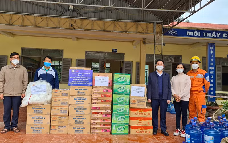 Ông Phan Ngọc Khánh (thứ 3 từ phải sang), Phó giám đốc Công ty Điện lực Điện Biên trao quà tại điểm cách ly Trường Tiểu học - THCS Na Ư.