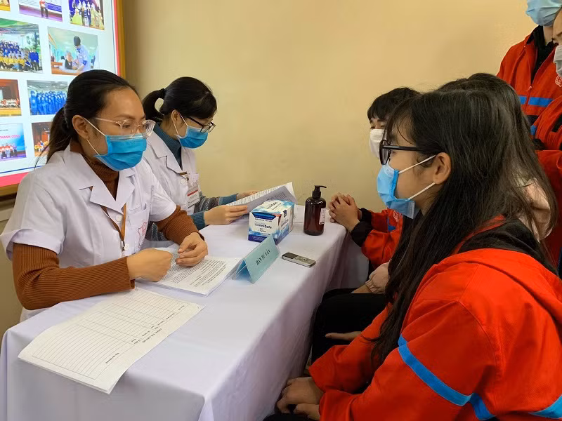 Các tình nguyện viên đăng ký thử nghiệm vaccine COVIVAC sáng 21-1.