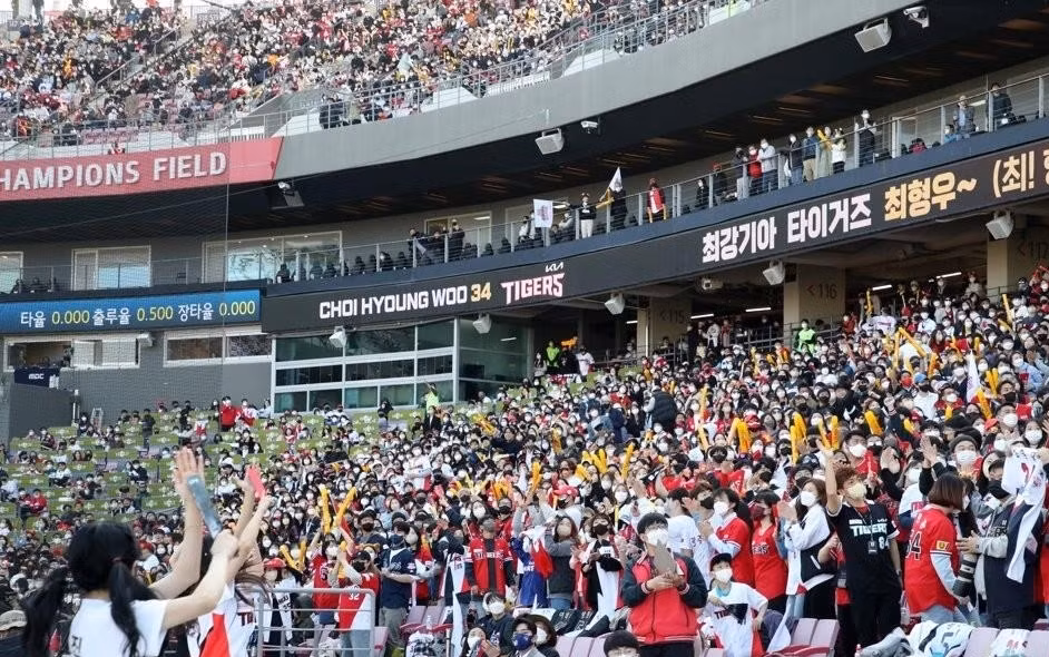 Khán giả theo dõi trận đấu bóng chày giữa đội LG Twins và Kia Tigers tại nhà thi đấu Gwangju-Kia Champions Field, thành phố Gwangju, Hàn Quốc, ngày 2/4/2022. (Ảnh: Yonhap)