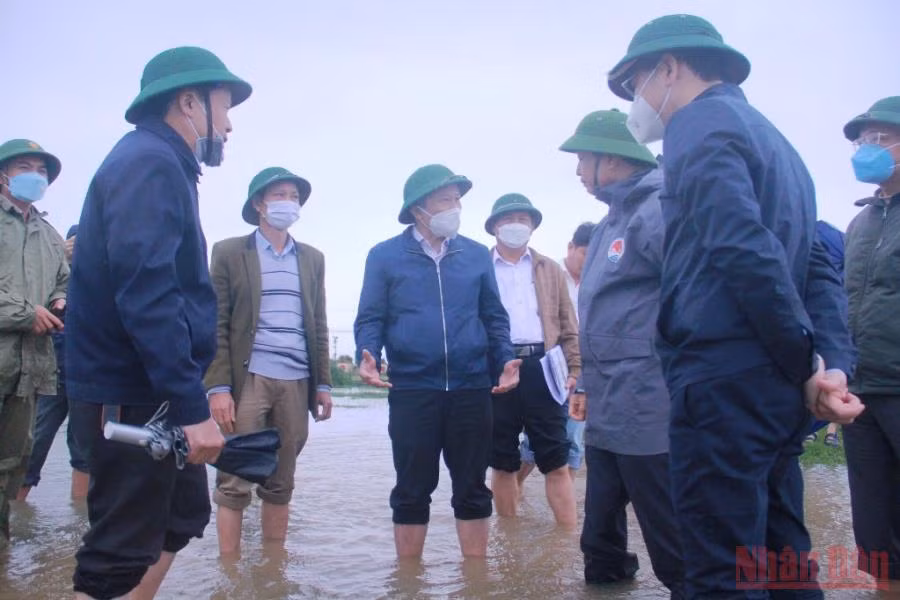 Đoàn công tác Ban chỉ đạo quốc gia về phòng, chống thiên tai kiểm tra tình hình thiệt hại do mưa lũ trái mùa và phương án khắc phục hậu quả tại huyện Quảng Điền. 