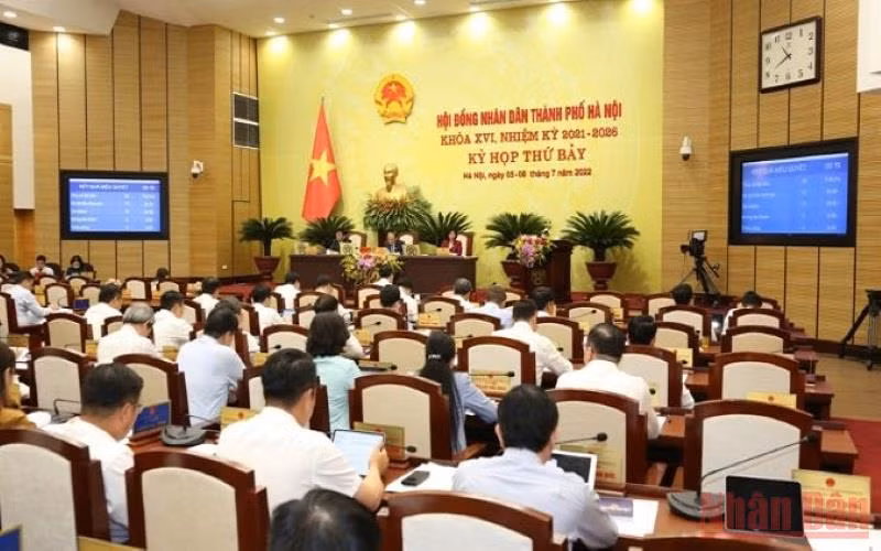 Các đại biểu Hội đồng nhân dân thành phố Hà Nội biểu quyết thông qua Nghị quyết tại kỳ họp. Ảnh: Viết Thành