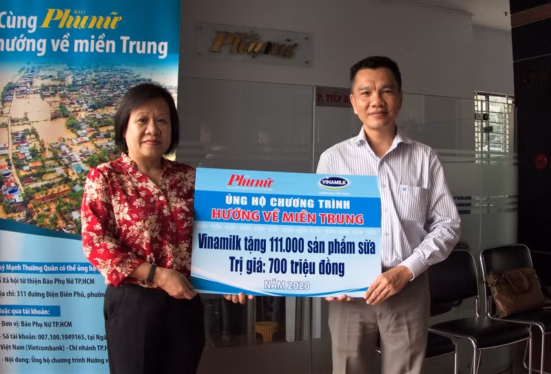 Ông Nguyễn Trung, Chủ tịch Công đoàn Công ty Vinamilk đại diện tập thể người lao động của công ty trao bảng tượng trưng 111.000 sản phẩm dinh dưỡng ủng hộ đồng bào miền trung.