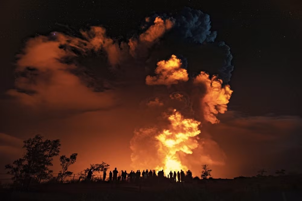 Người dân đứng xem vụ phun trào từ núi lửa Kilauea trên đảo Lớn của Hawaii vào ngày 20-12. Ảnh: AP.