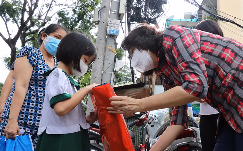 Trao quà trung thu cho trẻ em mồi côi vì Covid-19. (Ảnh: HÀ VĂN ĐẠO)
