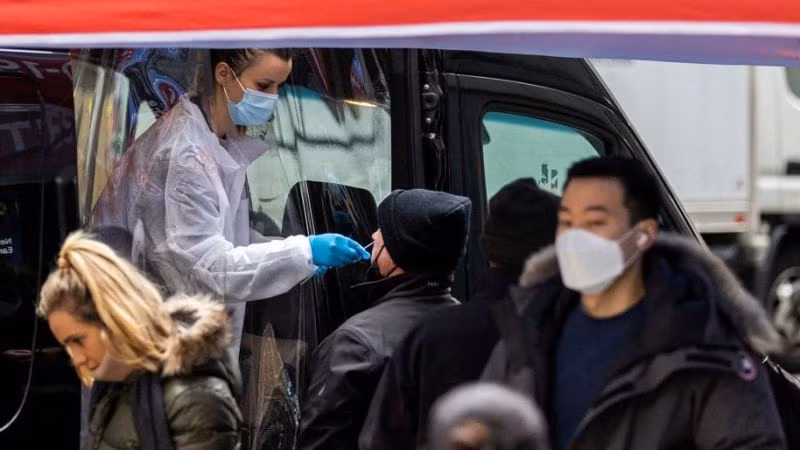 Xét nghiệm Covid-19 lưu động ở Manhattan, New York, Mỹ, ngày 8/12/2021. (Ảnh: Reuters)