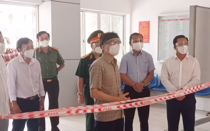 Phó Thủ tướng Vũ Đức Đam đi kiểm tra, thăm và động viên tinh thần của tập thể cán bộ, y bác sĩ đang làm nhiễm vụ tại Bệnh viện dã chiến số 2, huyện Tân Trụ.