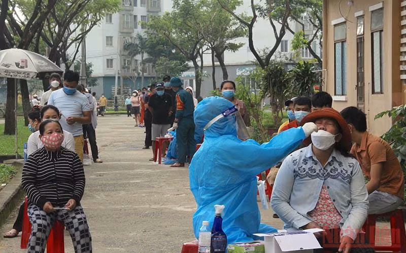 Xét nghiệm tầm soát dịch Covid-19 tại phường Nại Hiên Đông, quận Sơn Trà. (Ảnh: ANH ĐÀO)