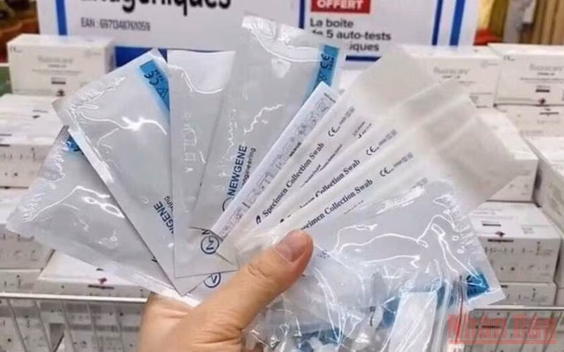 Các loại kit test đang khan hàng. (Ảnh: SƠN BÁCH)