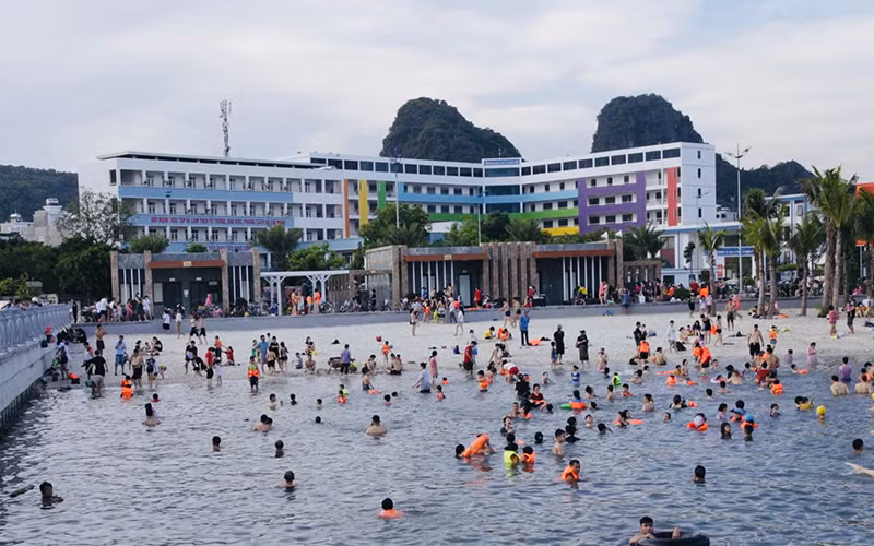 Bãi tắm Hòn Gai TP Hạ Long, tỉnh Quảng Ninh.
