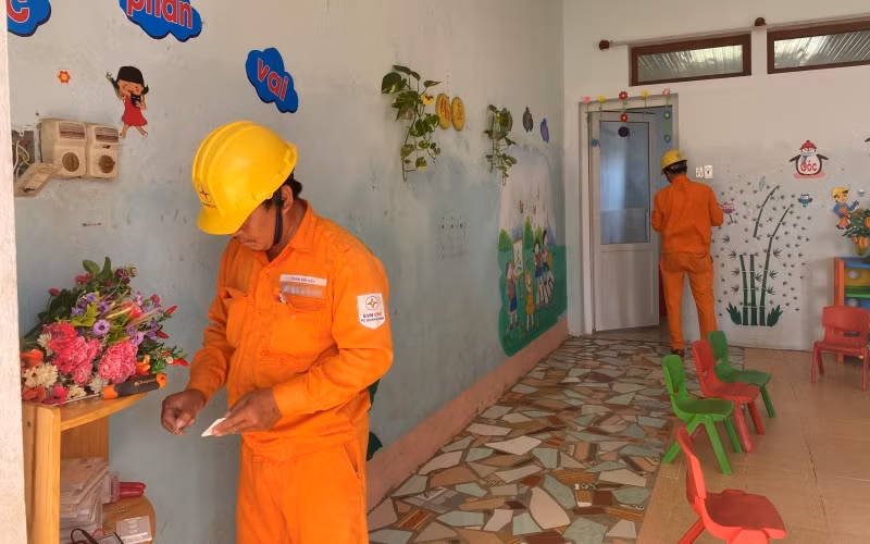 Công nhân Điện lực Quảng Bình sửa chữa hệ thống điện tại Trường mầm non Duy Ninh…