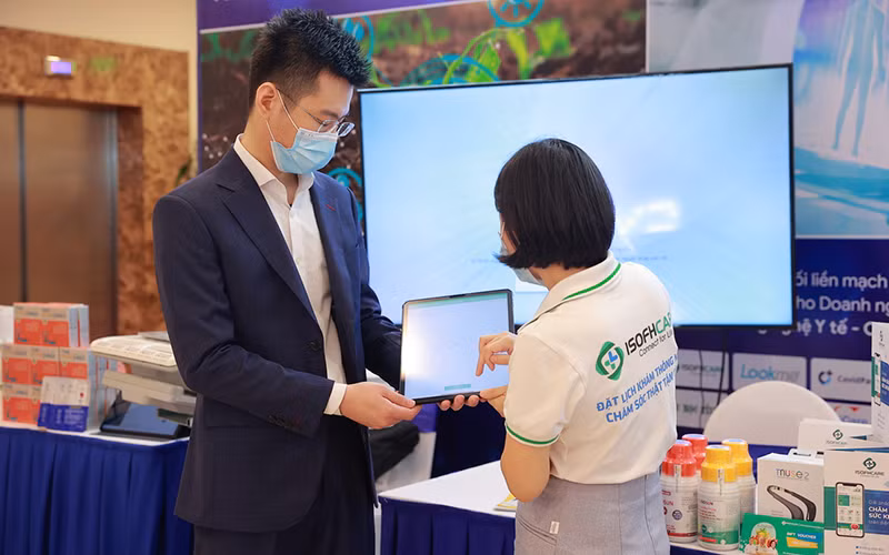 Giới thiệu sản phẩm khoa học công nghệ tại lễ phát động.