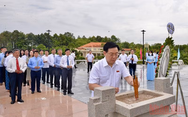 Chủ tịch Quốc hội và đoàn công tác thắp hương tại Nghĩa trang liệt sĩ Trà Vinh.