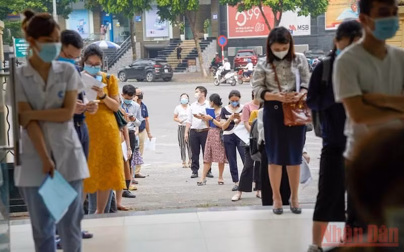 Người dân, doanh nghiệp xếp hàng xin dấu giấy đi đường của UBND phường