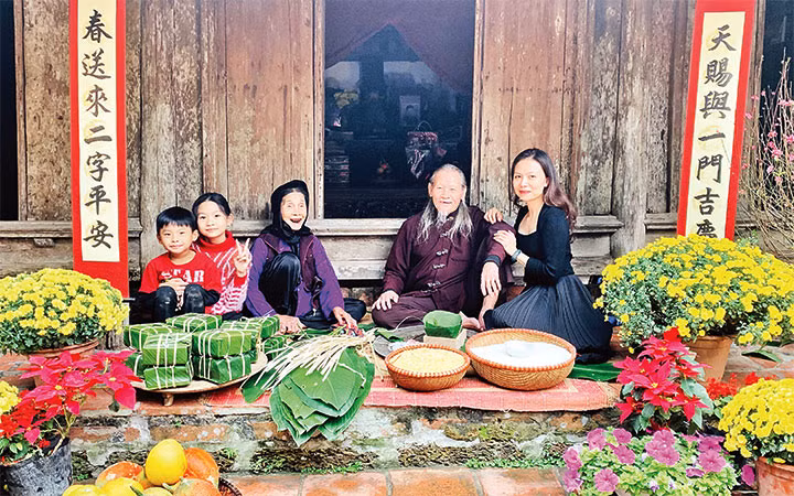 Khách du lịch chụp ảnh ở làng cổ Đường Lâm, thị xã Sơn Tây (Hà Nội). Ảnh: NINA MAY