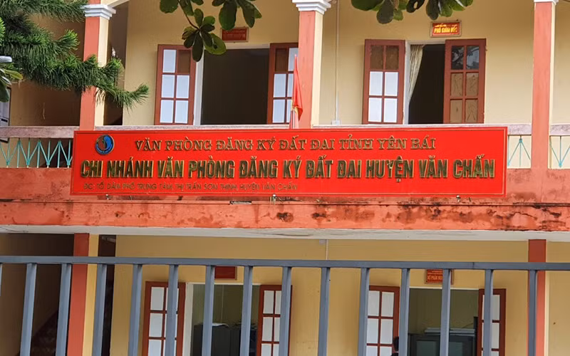 Văn phòng Đăng ký đất đai huyện Văn Chấn, nơi Trần Đăng Khánh làm Giám đốc Chi nhánh.