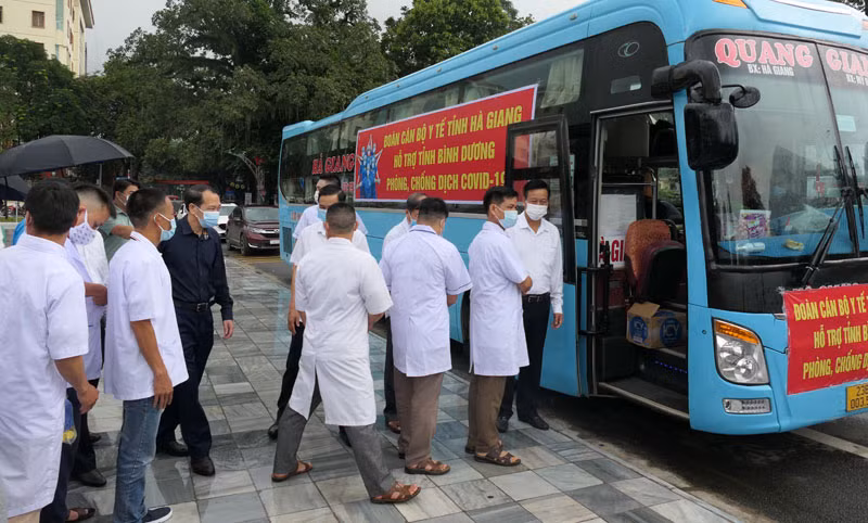 Lãnh đạo tỉnh Hà Giang tặng hoa tiễn cán bộ y tế vào tỉnh Bình Dương hỗ trợ chống dịch.