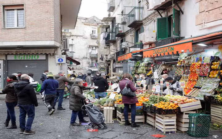Một khu chợ ở thành phố Naples của Italia. (Ảnh REUTERS)