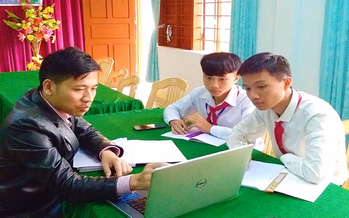 Thầy giáo Cao Hùng Thọ hướng dẫn học sinh thực hiện đề tài sáng tạo kỹ thuật.