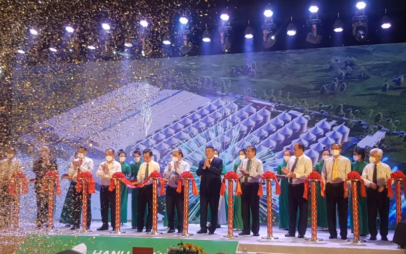 Chủ tịch nước Nguyễn Xuân Phúc dự Lễ khánh thành Nhà máy gạo xuất khẩu quy mô lớn ở An Giang.