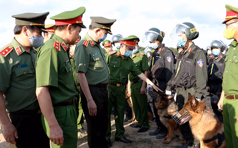 Bộ trưởng Công an Tô Lâm động viên lực lượng cảnh sát quản lý, huấn luyện và sử dụng chó nghiệp vụ thuộc Bộ Tư lệnh Cảnh sát cơ động. Ảnh: KIM OANH