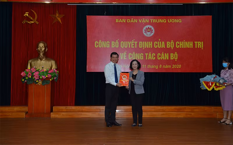 Đồng chí Trương Thị Mai trao quyết định của Bộ Chính trị cho đồng chí Nguyễn Hồng Lĩnh.