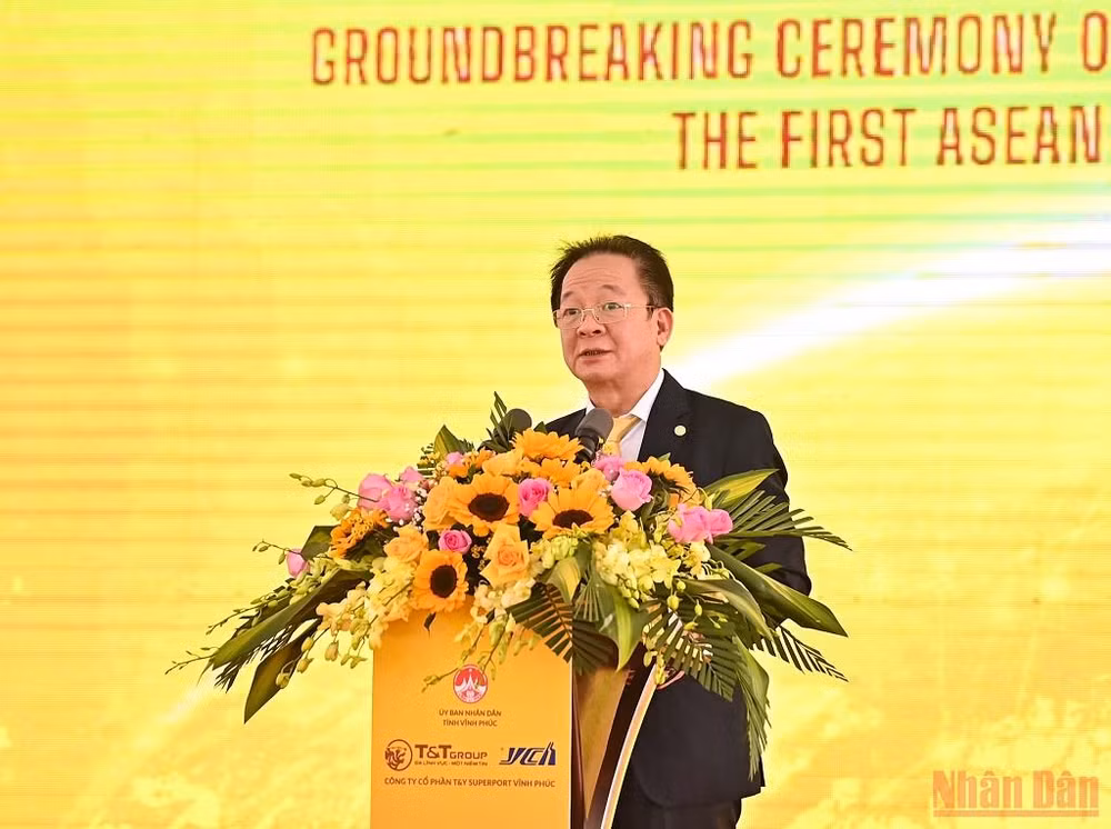Khởi công 