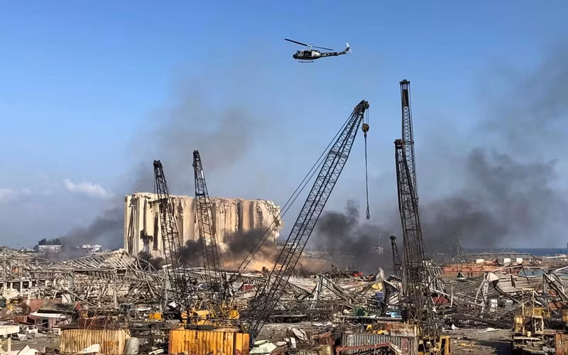 Trực thăng của quân đội bay trên hiện trường vụ nổ tại Beirut. (Ảnh: Reuters)