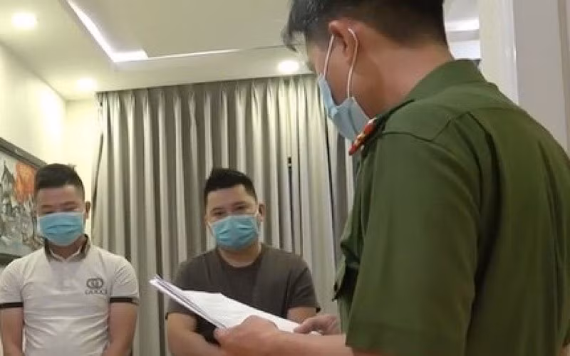 Cơ quan chức năng làm việc với các đối tượng liên quan đến đường dây đánh bạc qua Internet.
