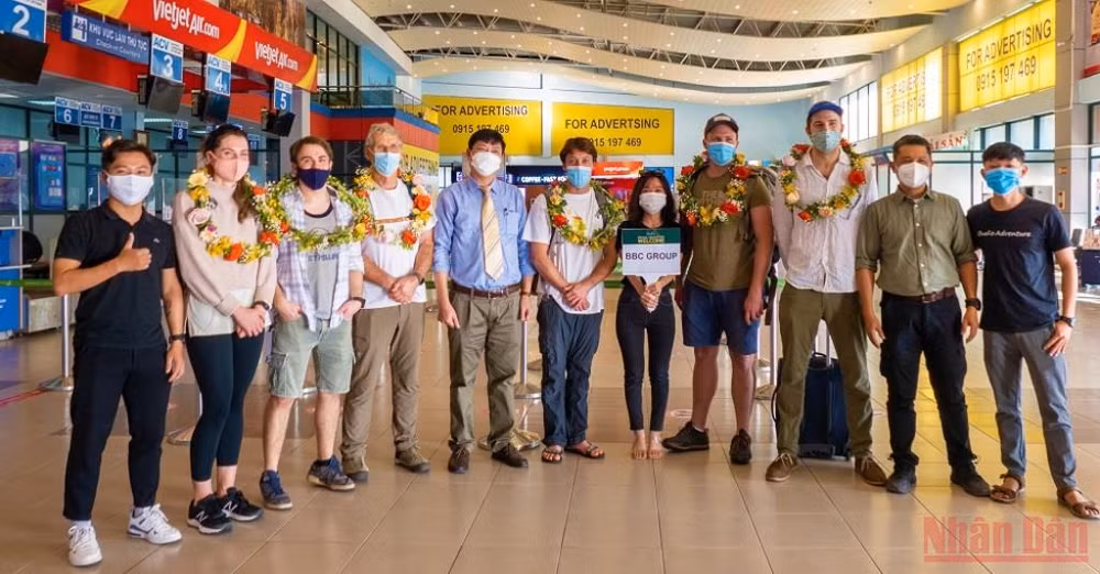 Đoàn khách nước ngoài đầu tiên đến Quảng Bình cũng là nhóm làm phim về Phong Nha-Kẻ Bàng. 