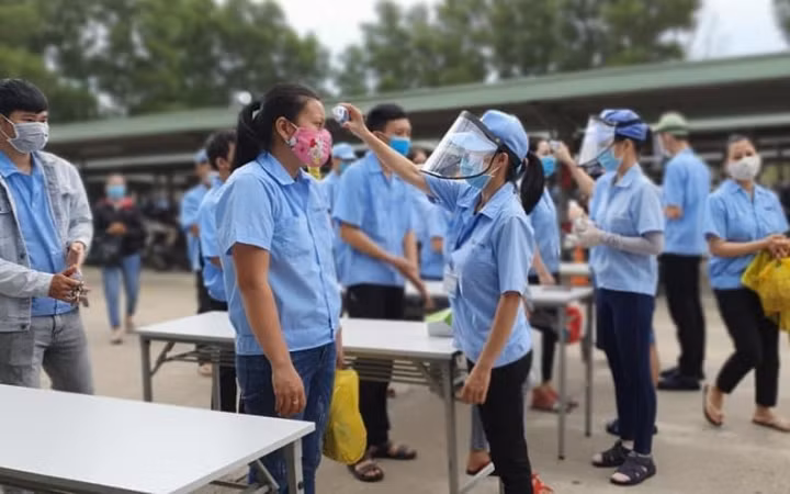 Đo thân nhiệt trước khi vào phân xưởng.