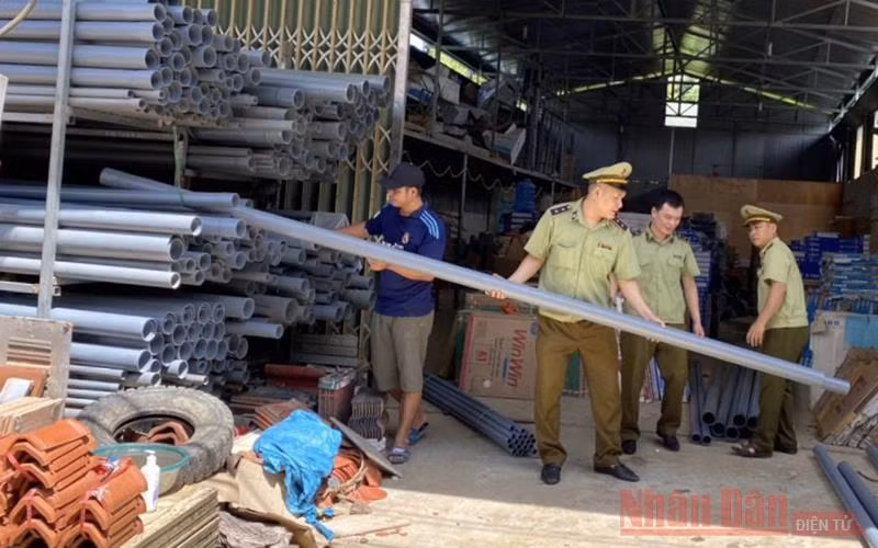 Kiểm tra hàng hóa ống nhựa có dấu hiệu giả mạo nhãn hiệu Tiền Phong.
